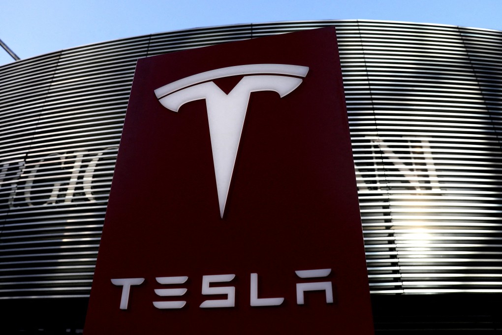 A Tesla logo is seen near a shopping complex in Beijing, China January 5, 2021. Photo: Reuters