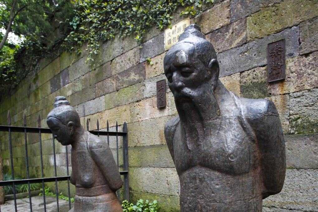Statutes of Chinese Song dynasty politician Qin Hui and his wife Madam Wang at Yue Fei Temple in Hangzhou, Zhejiang Province, China. Photo: Getty Images