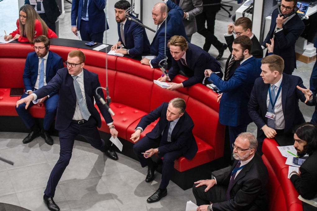 Traders, brokers and clerks on the trading floor of the open outcry pit at the London Metal Exchange (LME) on Monday, Feb. 28, 2022. Photo: Bloomberg