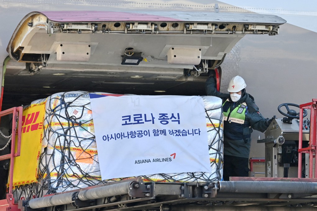 A worker unloads a cargo of Pfizer’s antiviral pill, Paxlovid, in Seoul, South Korea, early this year. Hong Kong’s first batch of the drug was due to arrive on Monday. Photo: Reuters