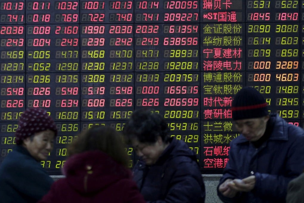 Investors stand in front of an electronic board showing stock information at a brokerage house in Shanghai on February 15, 2016. Photo: Reuters.