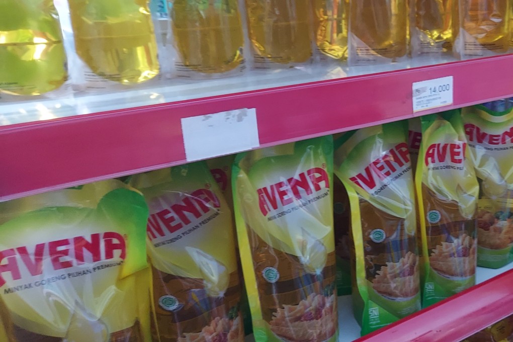 Two residents have died in the past week after queuing for cooking oil at local shops in Indonesia. Photo: Aisyah Llewellyn