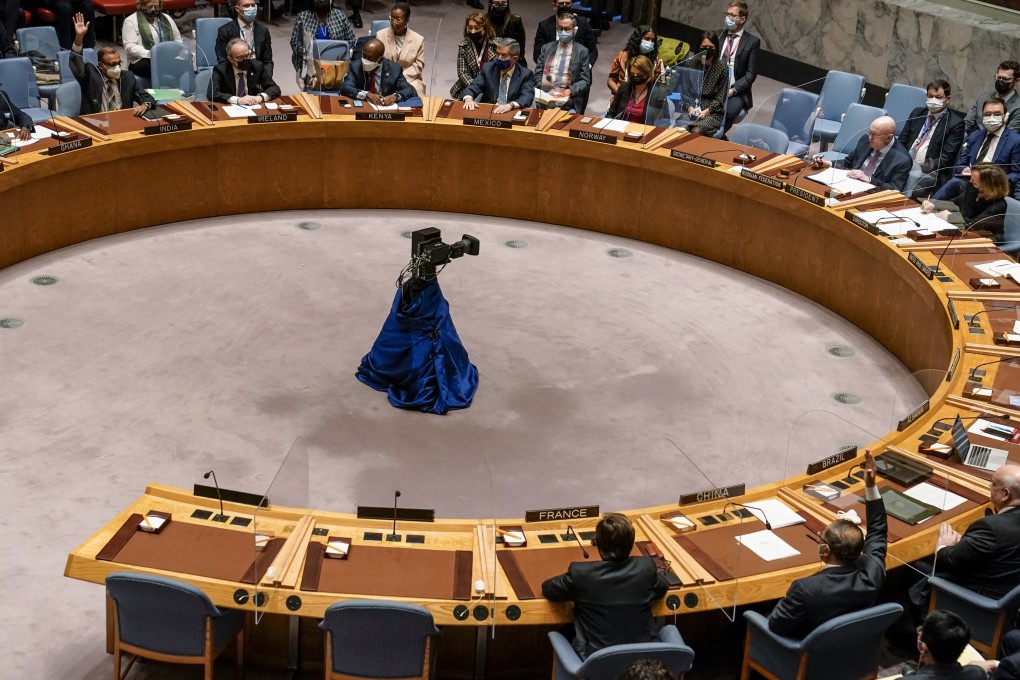 Chinese and Indian representatives vote to abstain from a resolution during a UN Security Council meeting on the Russian invasion of Ukraine, on February 25. Photo: AP