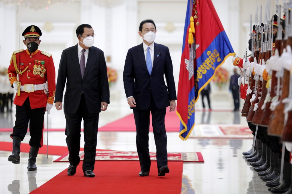 Japanese Prime Minister Fumio Kishida and Cambodia’s Prime Minister Hun Sen, right, at Peace Palace in Phnom Penh, Cambodia on March 20. Photo: EPA-EFE