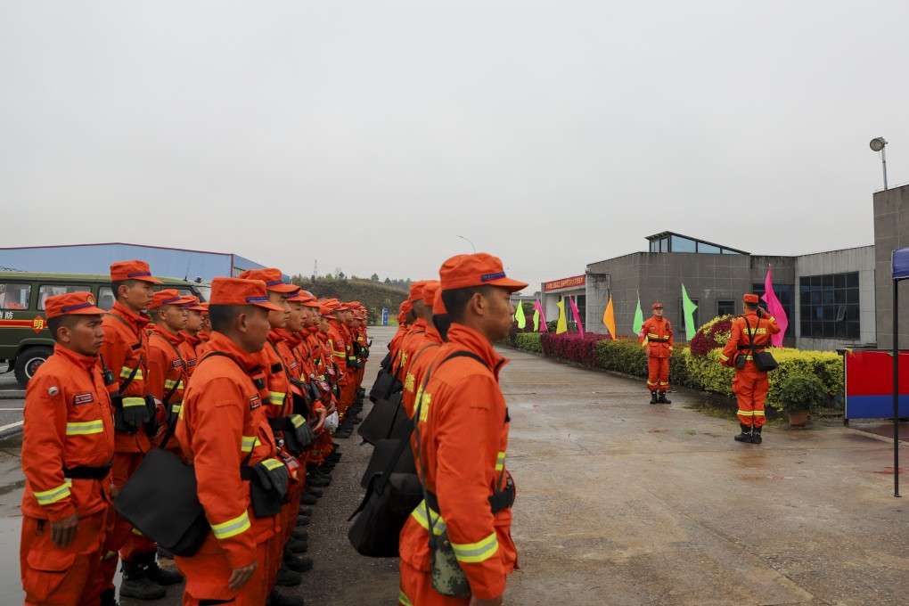 Rescuers prepare to head out to the plane crash site. Photo: Xinhua