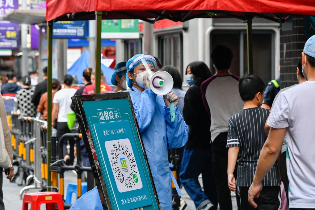 A volunteer guides citizens at a nucleic acid testing site in Shenzhen. Photo: Xinhua