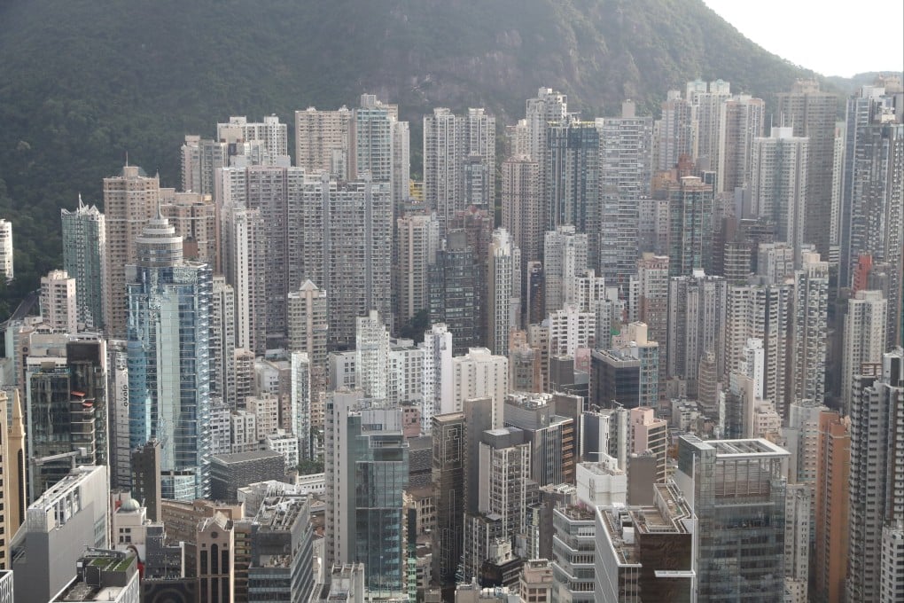 Owners of luxury flats in Mid-Levels are offering generous discounts to offload their holdings. Photo: Edmond So