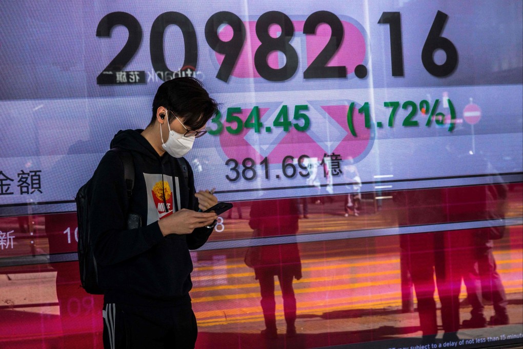 Hong Kong stocks rose for a second day, as bargain-hunting for technology companies continued and a retreat in oil prices eased inflation pressure. Photo: AFP