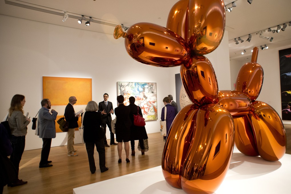 Jeff Koons’ “Balloon Dog (Orange)“ is displayed qt Christie’s in New York in October 2013. Photo: AFP