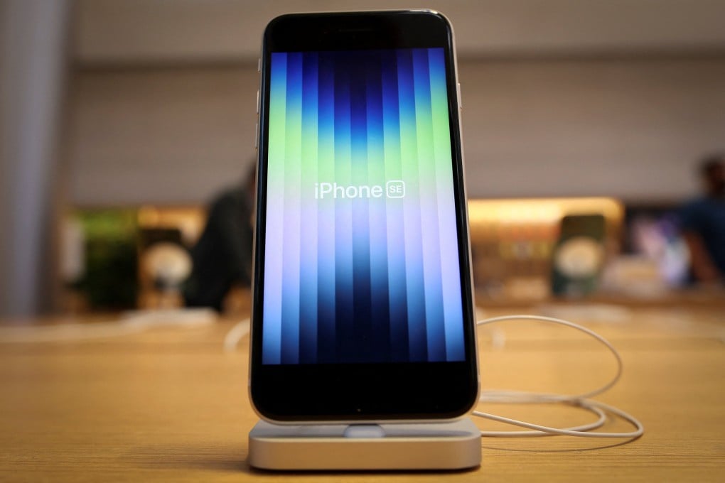 The new Apple iPhone SE looks like an iPhone6, but has the most powerful A15 Bionic chip. Photo: Reuters/Mike Segar