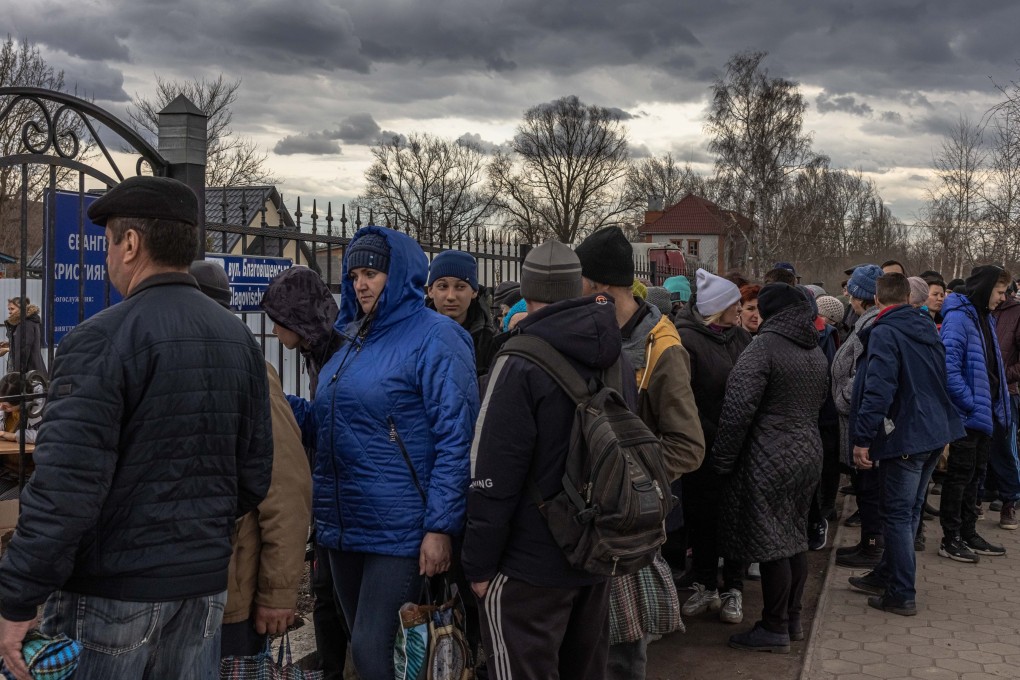 Local residents line up for humanitarian aid in the Sumy region in Ukraine. Photo: EPA-EFE