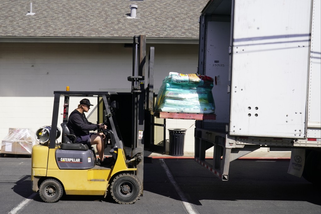 A man in California loads sacks of rice to be sent to aid Ukrainian refugees. Photo: AP