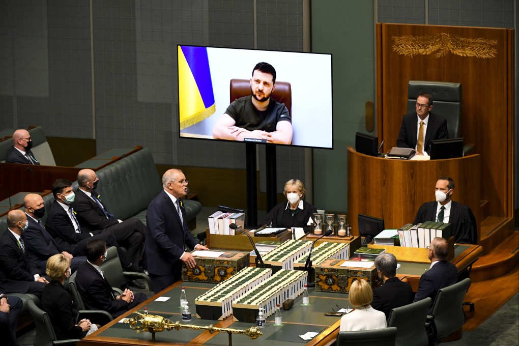 Australian Prime Minister Scott Morrison (centre) welcomes Ukrainian President Volodymyr Zelensky (on screen) to address the parliament in Canberra on Thursday. Photo: EPA-EFE