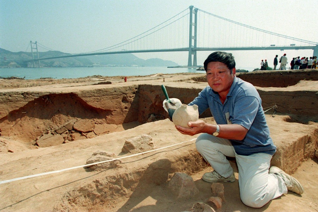 A file photo shows an archaeologist excavating the Tung Wan Tsai site in Ma Wan in 1997. Photo: SCMP