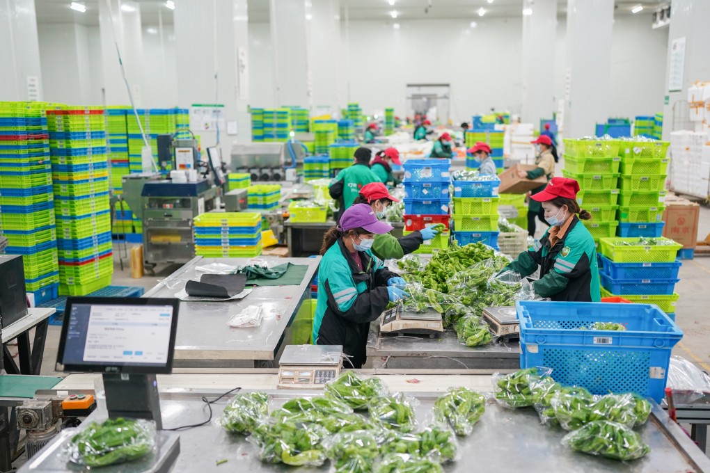 (220402) -- SHANGHAI, April 2, 2022 (Xinhua) -- Staff members at a vegetable wharehouse in Shanghai. Photo: Xinhua