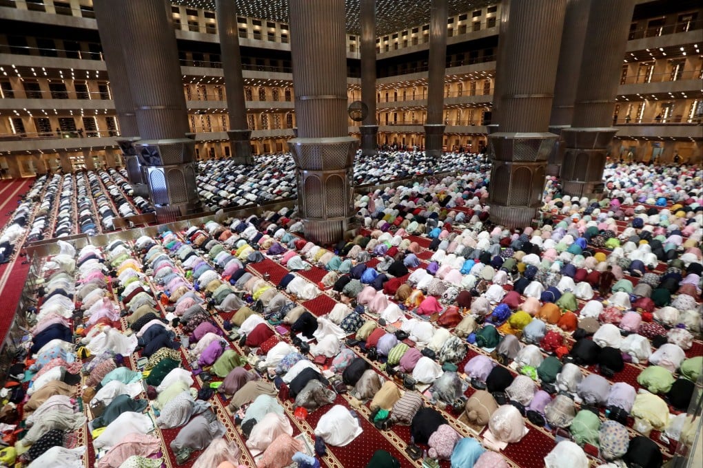 People pray at a mosque in Jakarta, Indonesia. Muslims around the world are celebrating the holy month of Ramadan, fasting between sunrise and sunset. Photo: EPA-EFE