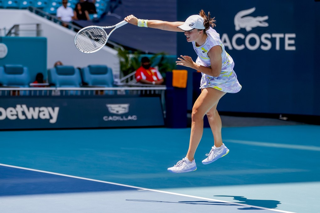 Iga Swiatek serves to Naomi Osaka during their women’s singles final at the Miami Open. Photo: EPA-EFE