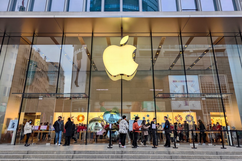People gather in front of the Apple Store on Nanjing Road in Shanghai on November 29, 2021. In a world divided into two economic blocs, many multinational supply chains, like Apple’s, would either be damaged or compromised. Photo: Getty Images