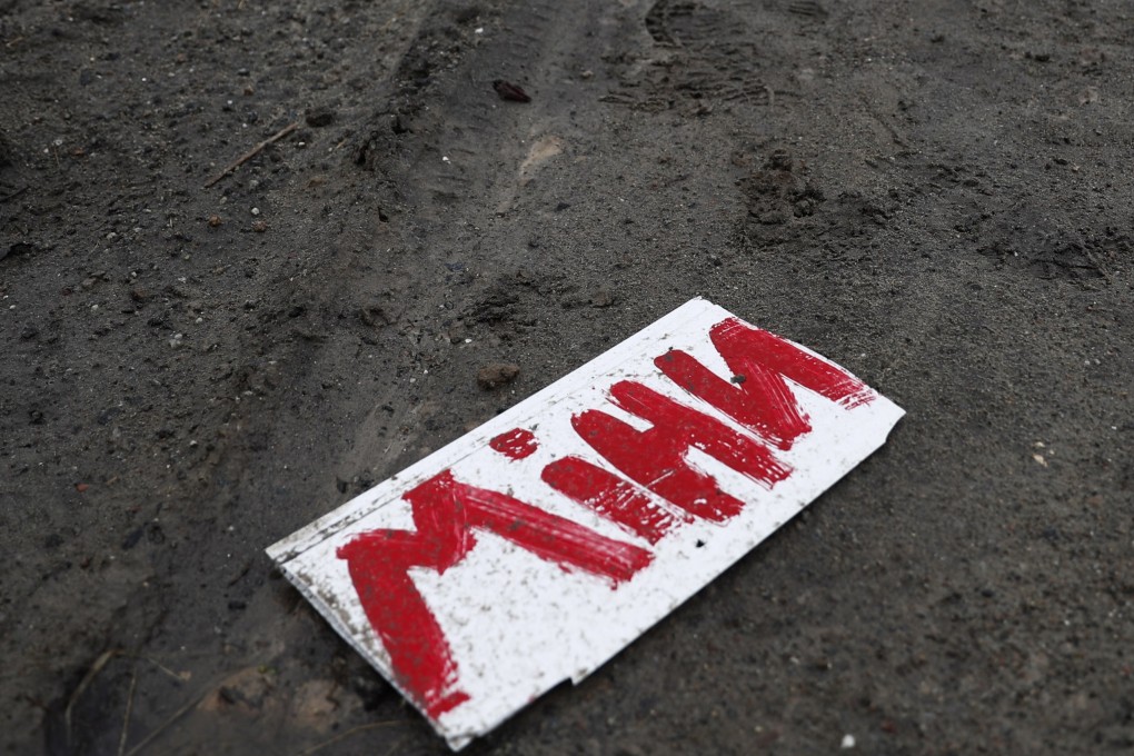 A Ukrainian sign reading ‘mines’ near a village at the frontline. Photo: EPA