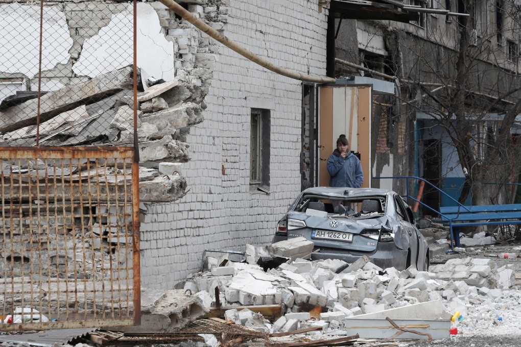 A local resident stands near an apartment building damaged during Ukraine-Russia conflict in the southern port city of Mariupol, Ukraine. Photo: Reuters
