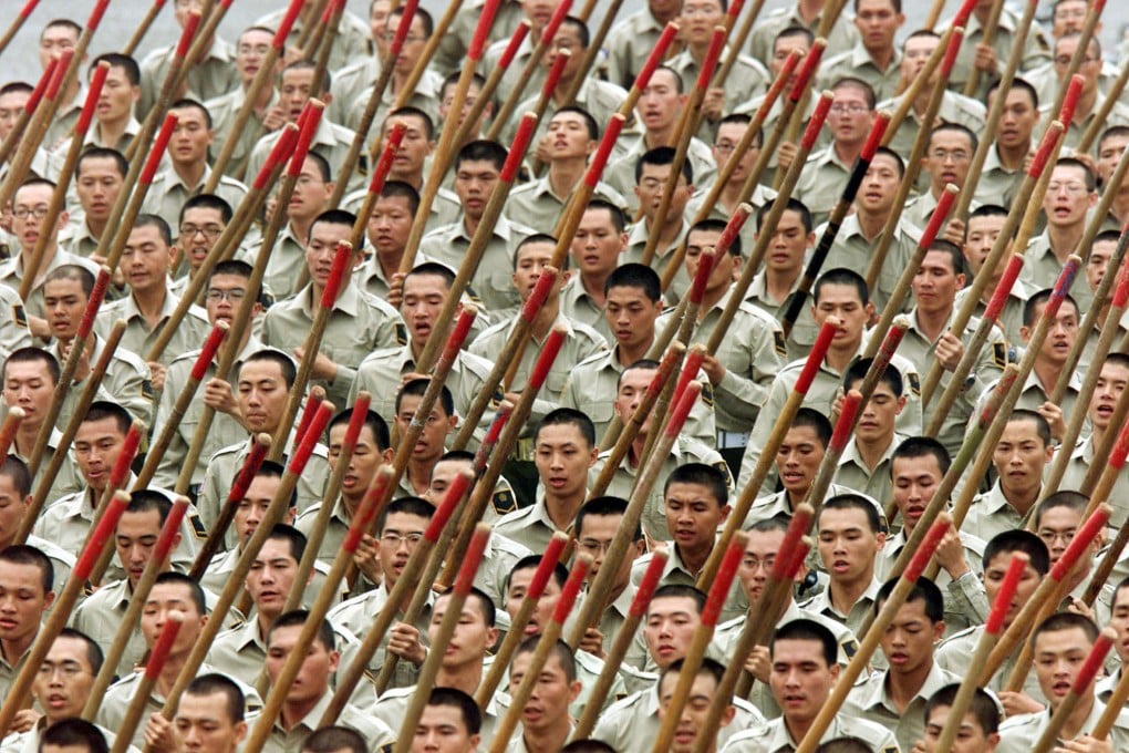 A platoon of Taiwanese military policemen serving their mandatory national duty train in the northern county of Taoyuan on the outskirts of Taipei December 8, 2000. Photo: Reuters