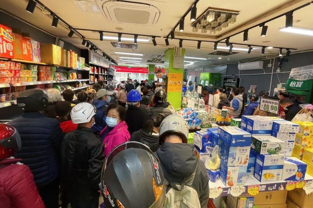 Shanghai residents rush to buy groceries on March 28, a day after the government announced a two-stage city-wide lockdown. Photo: Tracy Qu