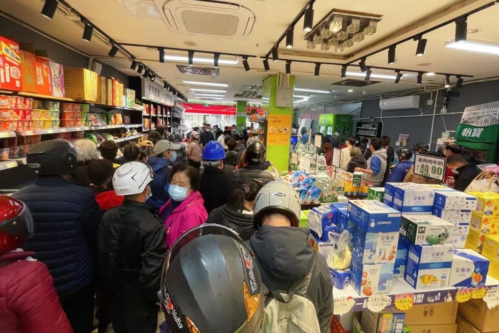Shanghai residents rush to buy groceries after the city government announced a two-stage lockdown last month. Photo: Tracy Qu