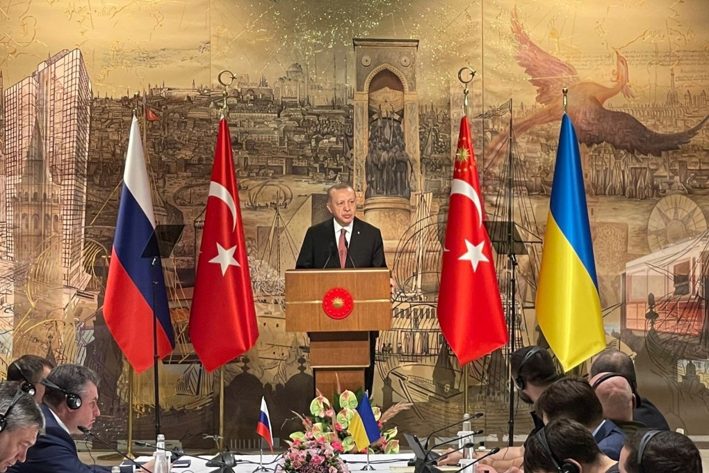 Turkish President Recep Tayyip Erdogan addresses the Russian (left) and Ukrainian (right) delegations before their talks at Dolmabahce Palace in Istanbul, Turkey, on March 29. Photo: EPA-EFE/Ukrainian Presidential Press Service