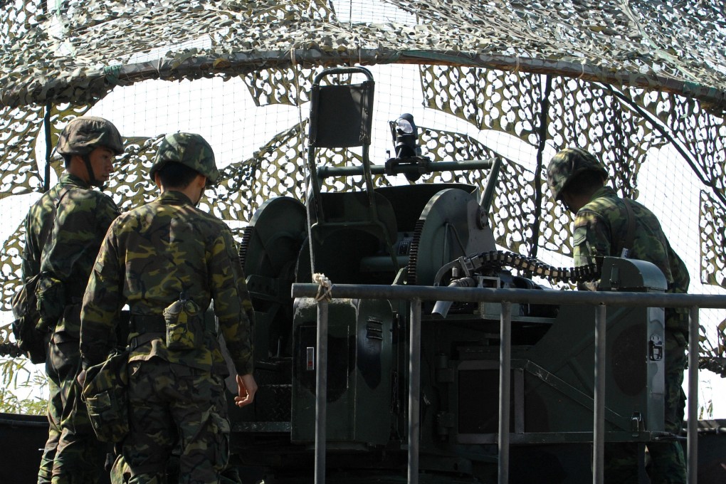 Taiwanese servicemen maintain anti-aircraft guns at a military post on one of the small islands controlled by Taipei. Photo: AFP