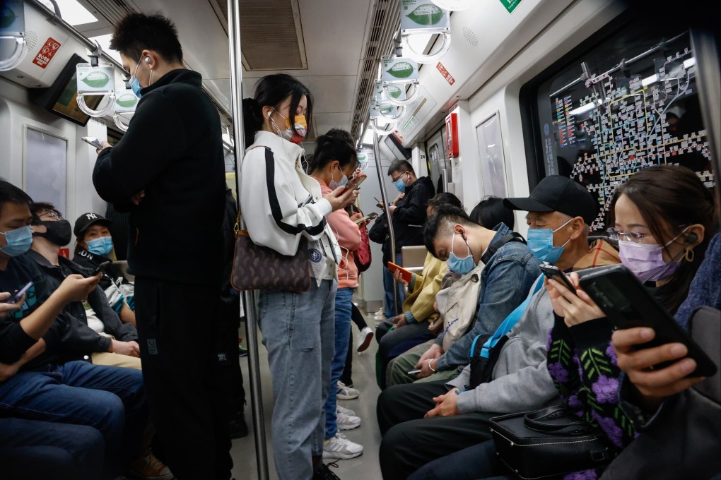 Tsinghua University researchers say the best strategy to reduce the risk of air transmission is to “stay put” rather than move through the area. Photo: EPA-EFE