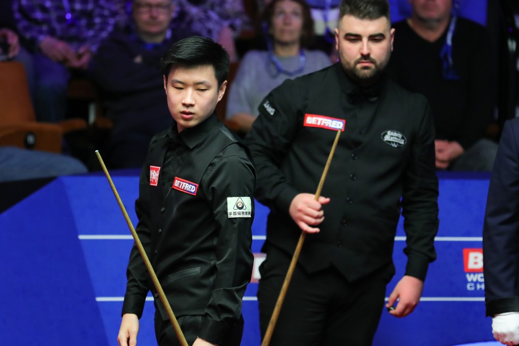 Zhao Xintong (left) of China and Jamie Clarke of Wales compete during their first-round match at the 2022 World Snooker Championship in Sheffield. Photo: Zhai Zheng/Xinhua