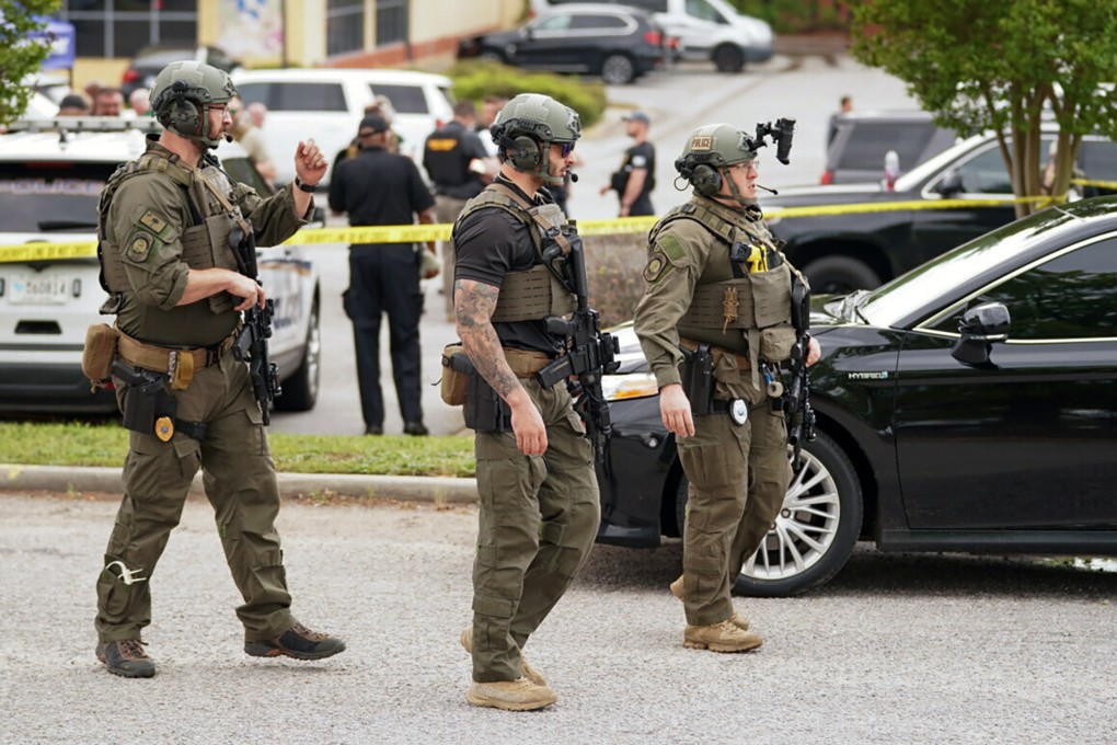 Police mobilise outside Columbiana Centre mall in Columbia, South Carolina, US following a shooting on April 16. Photo: AP