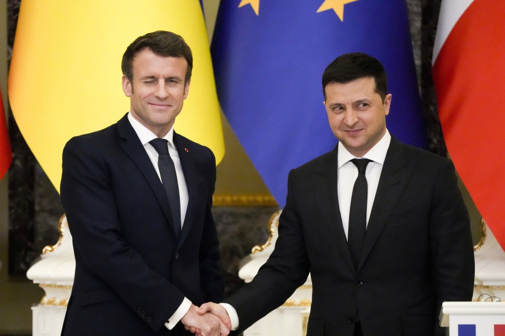 French President Emmanuel Macron, left, shakes hands with Ukrainian President Volodymyr Zelenskyy in Kyiv, Ukraine on February 8. Photo: AP