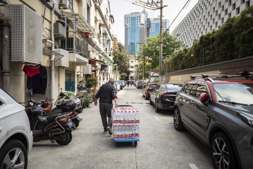 A man delivers bottled water to a neighborhood during a lockdown due to Covid-19 in Shanghai. Photo: Bloomberg