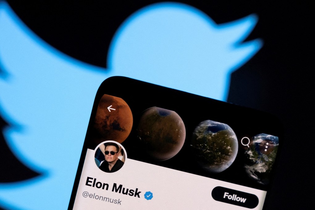 Elon Musk’s Twitter account is seen on a smartphone in front of the Twitter logo in this photo illustration taken April 15, 2022. Photo: Reuters