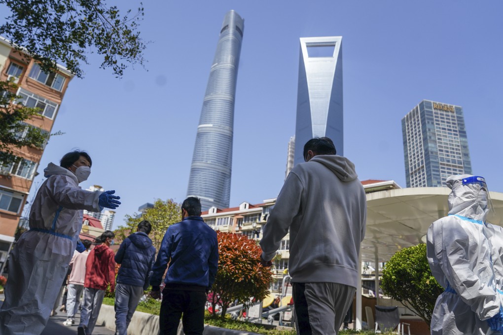 Residents wait to take nucleic acid tests at a community in Pudong New Area in Shanghai on April 4. Photo: Xinhua