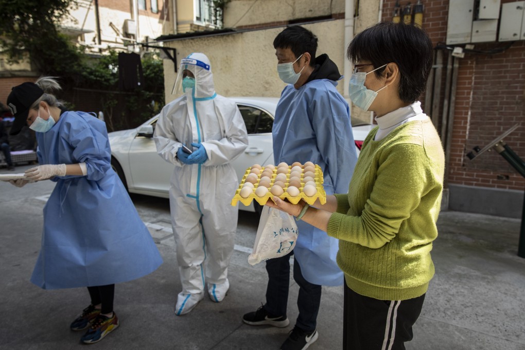 Residents are pooling their resources to buy food in Shanghai. Photo: Bloomberg