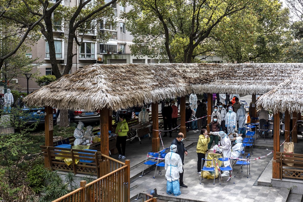 Medical workers from Zhejiang province carried out nucleic acid tests for residents at a COVID-19 testing site in Pudong district in Shanghai on March 28, 2022. Photo: AP