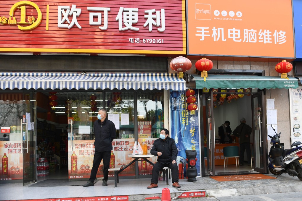 Residents rest in front of a grocery store in Yichang, Hubei province, in March 2020. Photo: Xinhua