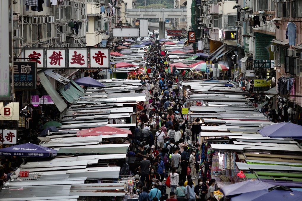 Thousands of Hong Kong residents flock to the narrow strip of a street market in Mong Kok on April 18 as social curbs are eased. Photo: dpa