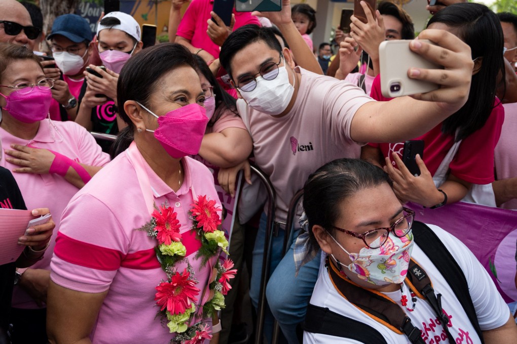 A supporter of Philippine Vice-President Leni Robredo takes a selfie during a campaign rally in Angeles City, Pampanga Province, on April 9, 2022. Photo: Reuters