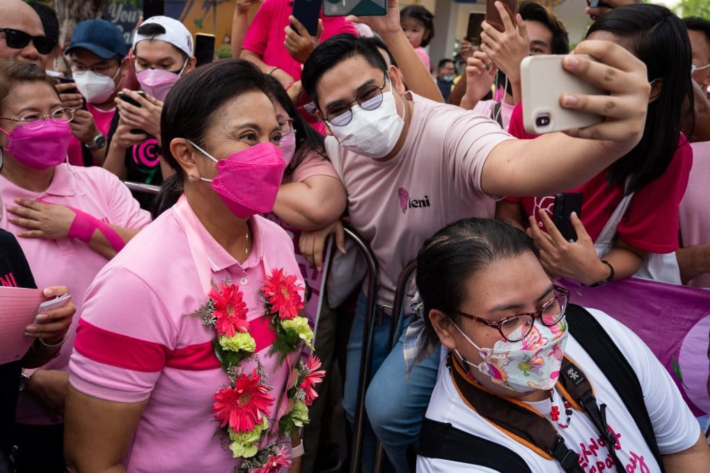 A supporter of Philippine Vice-President Leni Robredo takes a selfie during a campaign rally in Angeles City, Pampanga Province, on April 9, 2022. Photo: Reuters