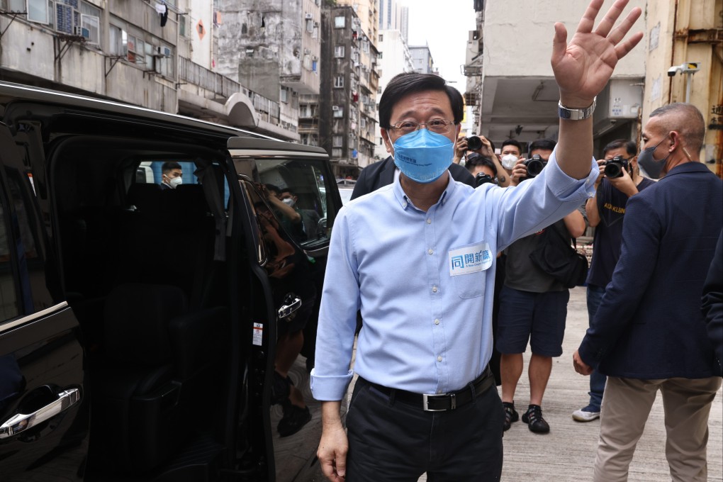 Chief executive hopeful John Lee visits residents. Photo: K. Y. Cheng