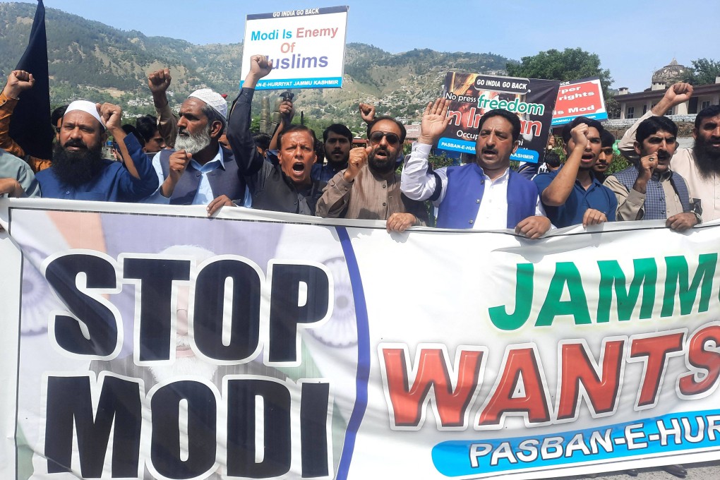 Pakistani Kashmiri protesters rally in Muzaffarabad against Modi’s trpi to Jammu and Kashmir. Photo: AFP