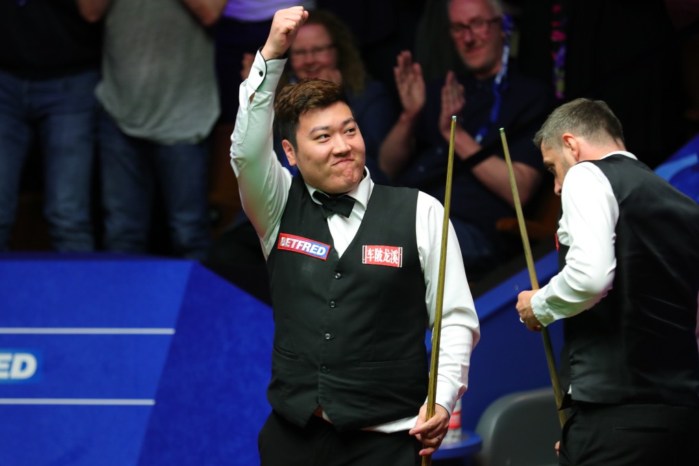 Yan Bingtao of China celebrates after completing his victory over Mark Selby in Sheffield. Photo: Xinhua