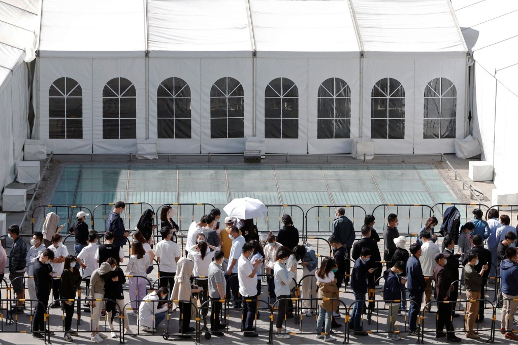 Beijing residents outside a makeshift nucleic acid testing site during a mass testing for the coronavirus disease (COVID-19) in Haidian district of the Chinese capital city on April 26, 2022. Photo: Reuters.