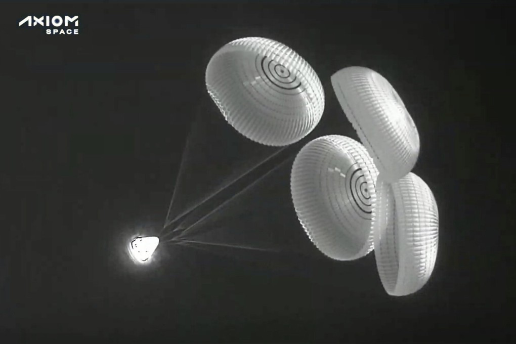 Infrared video footage shows the SpaceX Dragon capsule deploying parachutes as it descends to the Atlantic Ocean off the Florida coast on Monday. Photo: SpaceX via AP