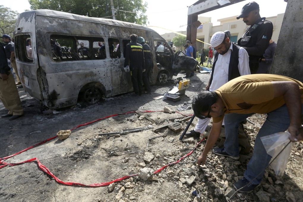 Pakistani investigators gather evidence at the site of explosion, in Karachi, Pakistan, Tuesday, April 26, 2022. Photo: AP