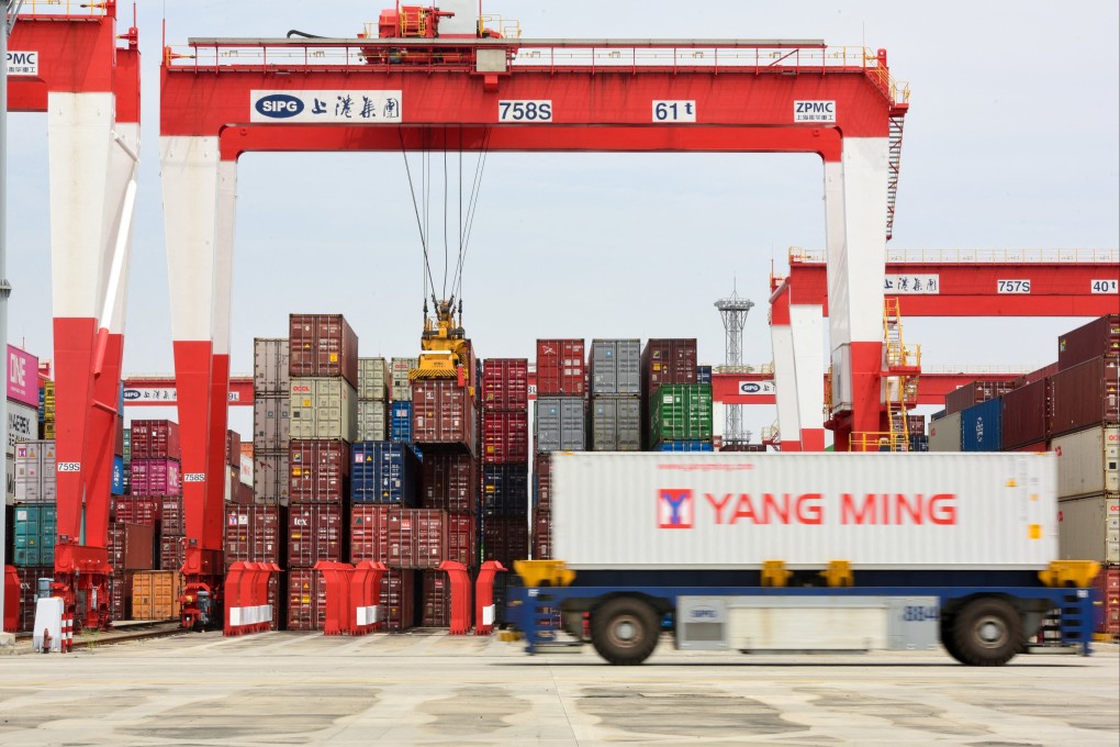 An automated guided vehicle transports a container at Yangshan port amid the coronavirus disease outbreak in Shanghai, on April 27, 2022. Photo: cnsphoto via Reuters
