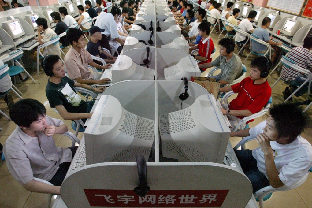 Chinese people surf the web at an internet cafe in Beijing’s university district in 2003. China Computerworld, a decades-old magazine jointly launched by a US media firm and the Chinese government, announced it is ceasing operations. Photo: EPA